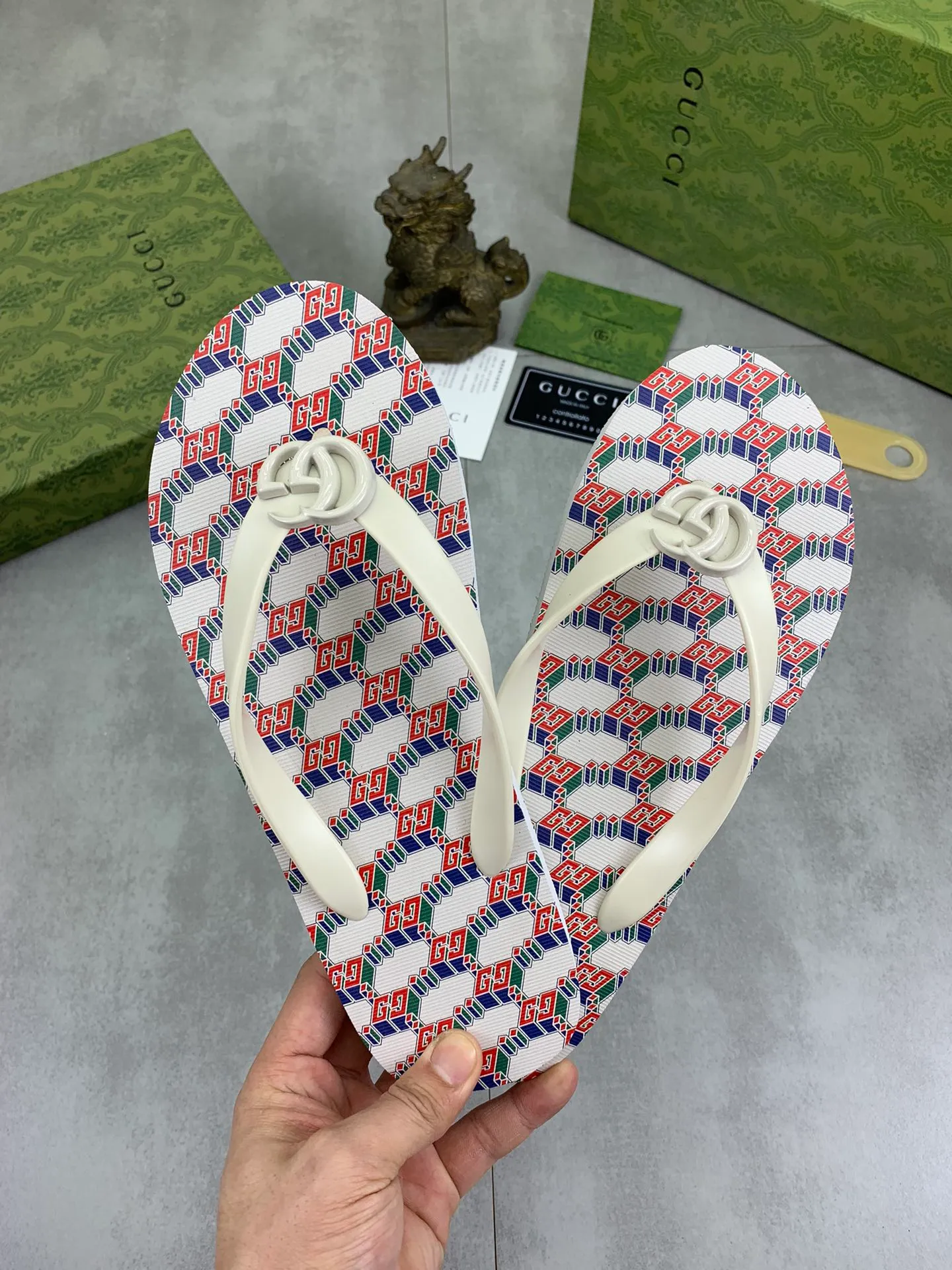Men's men's shoes 💰P220💰【New style】🆘【GUCCI】Official website's popular Gucci adult couple 🧑‍🤝‍🧑 style, children's flip-flops are on sale at the counter simultaneously! Original fabric imported from Italy. Original bottom provided by the original factory. Size: Adult 36-45. Children’s size: 30-37. Multiple colors available.